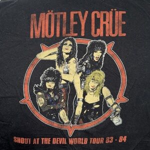 🤘🏼 “Red Hot” Vibes with this XL Motley Crue Tee! 🤘🏼
